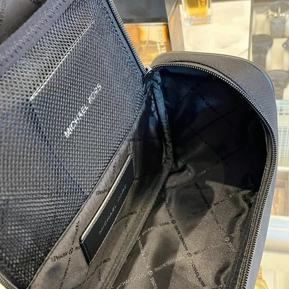 Michael kors Outlet Kent Recycled Nylon Toiletry Bag 37S3LKNT6O - Picture 16 of 16